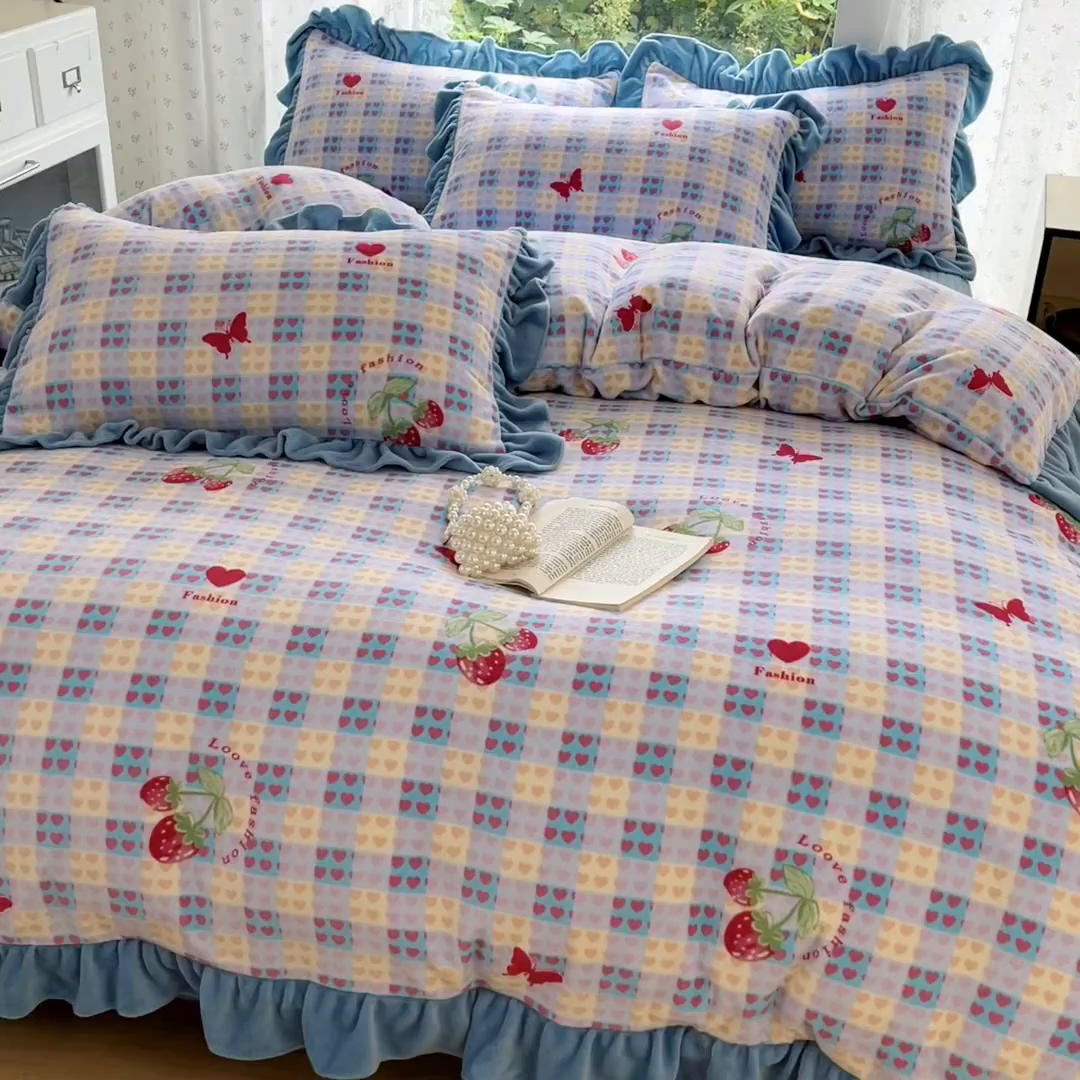 91家纺网 家纺一手货源 找家纺 牵依 2025新款韩版牛奶绒夹棉床盖四件套 奶油草莓