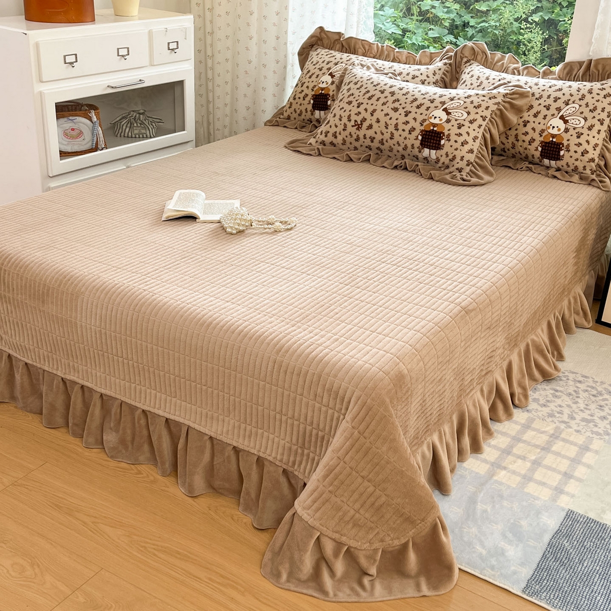 91家纺网 家纺一手货源 找家纺 牵依 2025新款韩版牛奶绒夹棉床盖四件套 田园兔