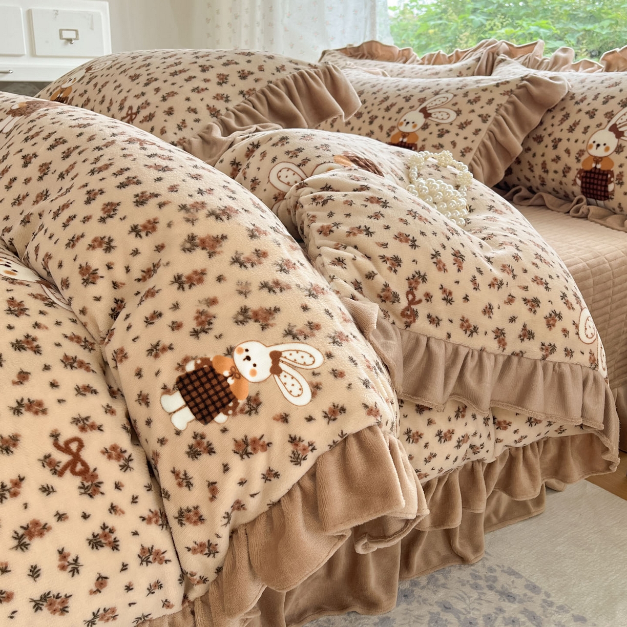 91家纺网 家纺一手货源 找家纺 牵依 2025新款韩版牛奶绒夹棉床盖四件套 田园兔