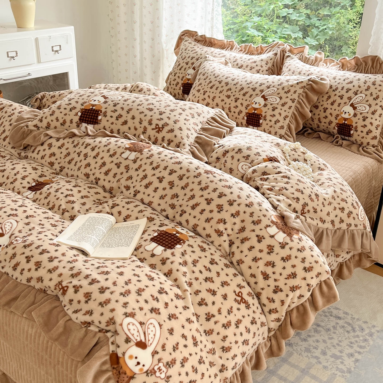 91家纺网 家纺一手货源 找家纺 牵依 2025新款韩版牛奶绒夹棉床盖四件套 田园兔