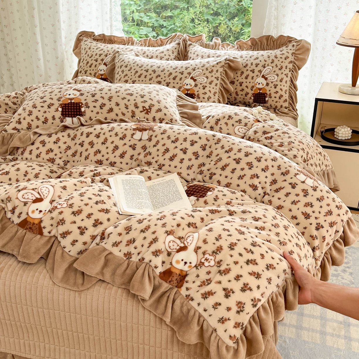 91家纺网 家纺一手货源 找家纺 牵依 2025新款韩版牛奶绒夹棉床盖四件套 田园兔