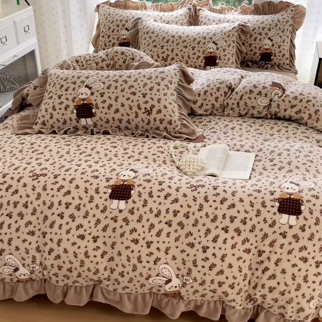 91家纺网 家纺一手货源 找家纺 牵依 2025新款韩版牛奶绒夹棉床盖四件套 田园兔