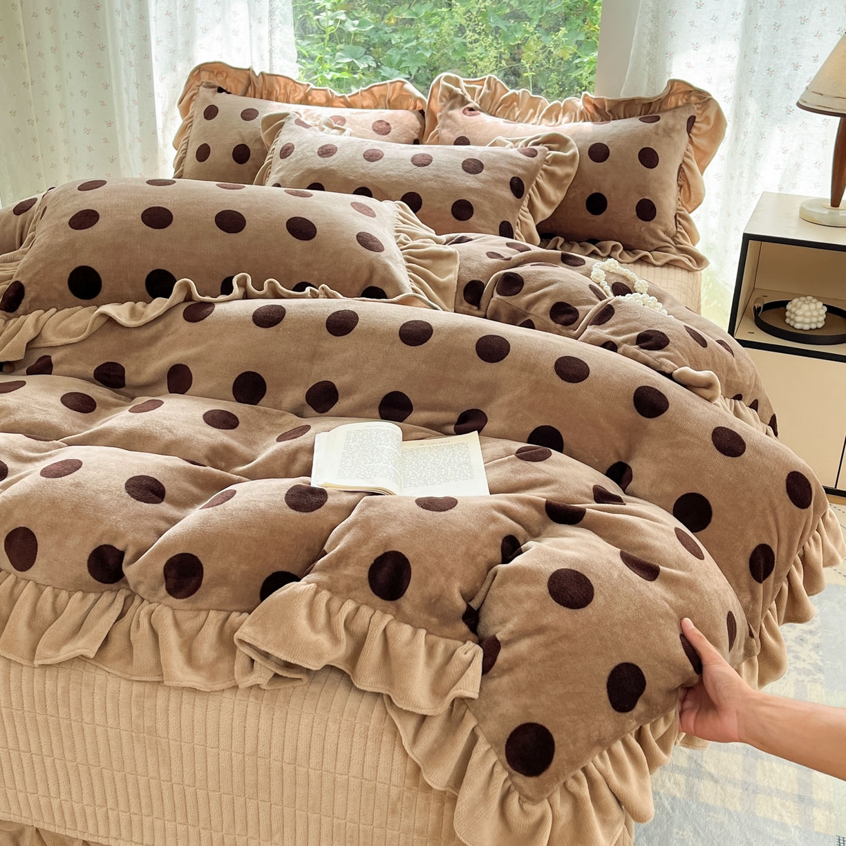 91家纺网 家纺一手货源 找家纺 牵依 2025新款韩版牛奶绒夹棉床盖四件套 圆梦咖