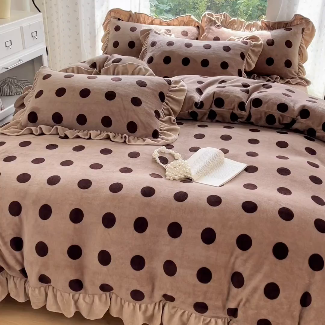 91家纺网 家纺一手货源 找家纺 牵依 2025新款韩版牛奶绒夹棉床盖四件套 圆梦咖