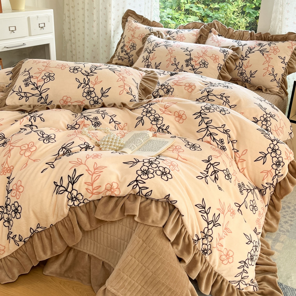 91家纺网 家纺一手货源 找家纺 牵依 2025新款韩版牛奶绒夹棉床盖四件套 枝繁叶茂