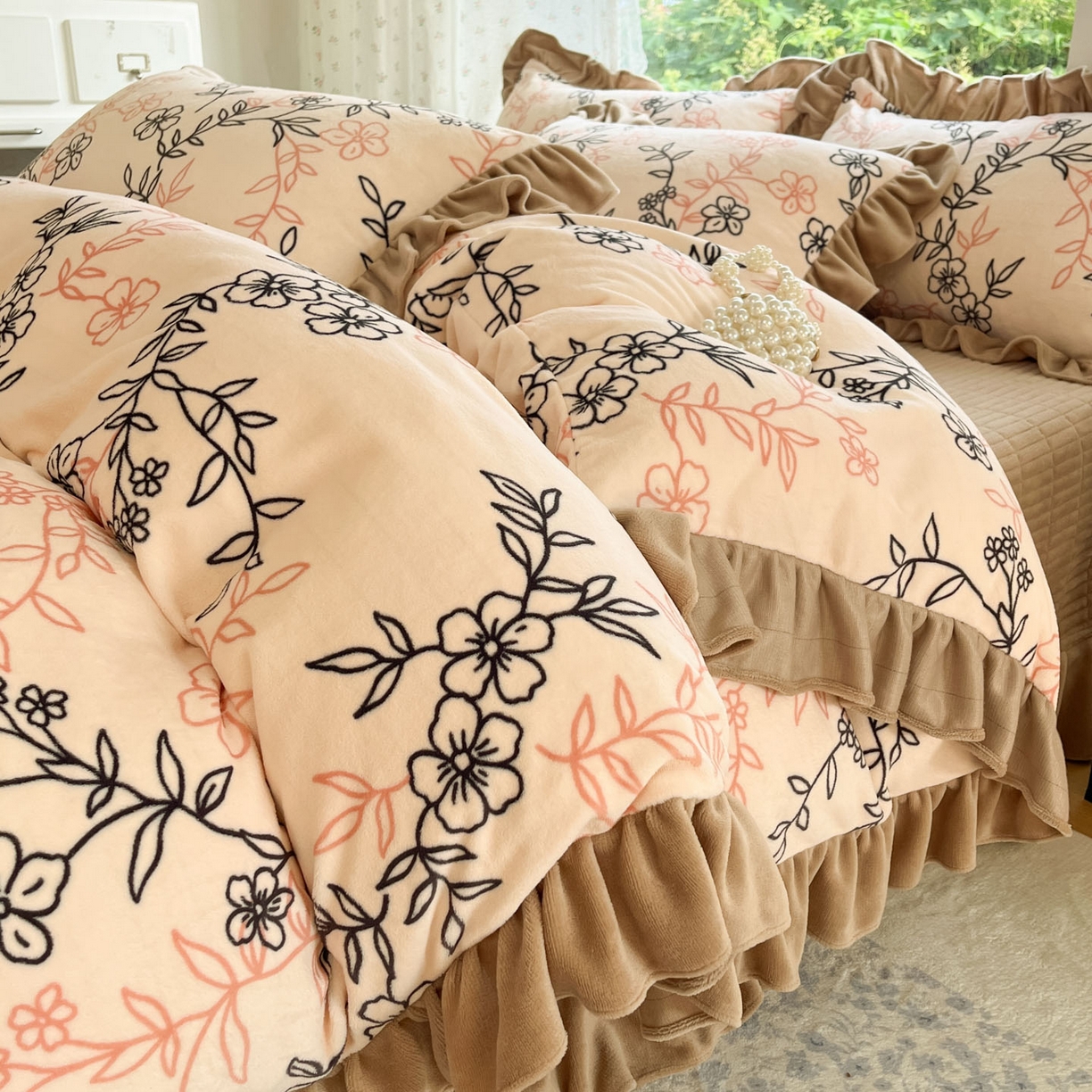 91家纺网 家纺一手货源 找家纺 牵依 2025新款韩版牛奶绒夹棉床盖四件套 枝繁叶茂