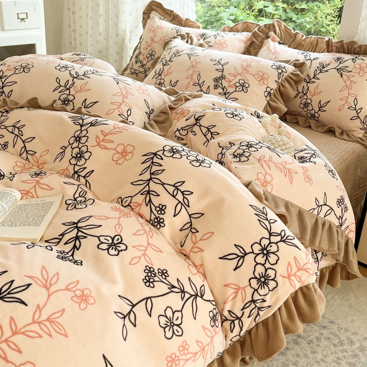 91家纺网 家纺一手货源 找家纺 牵依 2025新款韩版牛奶绒夹棉床盖四件套 枝繁叶茂