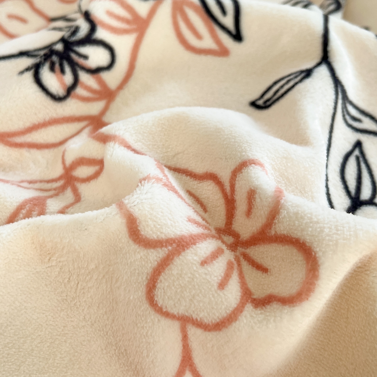 91家纺网 家纺一手货源 找家纺 牵依 2025新款韩版牛奶绒夹棉床盖四件套 枝繁叶茂