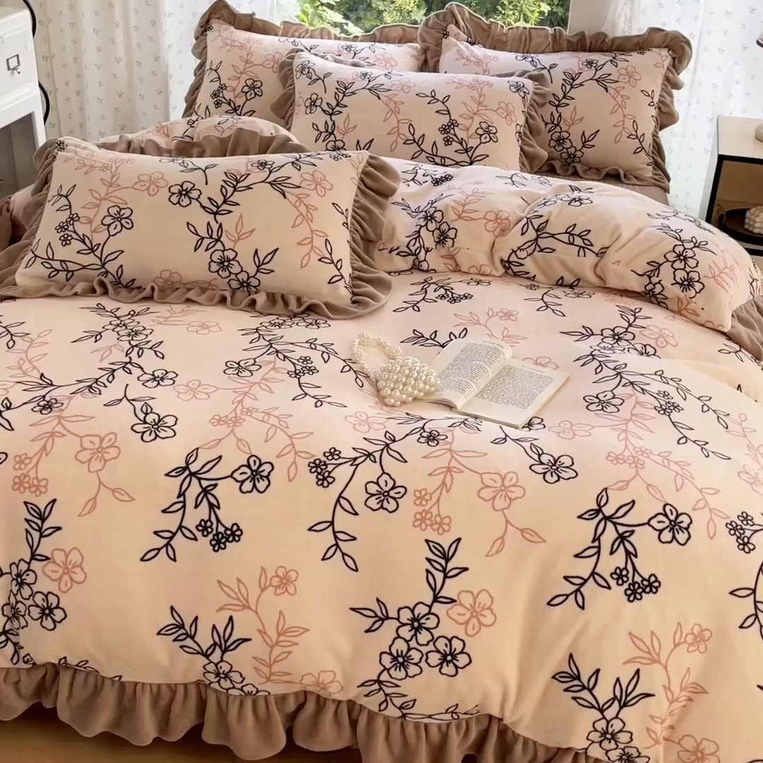 91家纺网 家纺一手货源 找家纺 牵依 2025新款韩版牛奶绒夹棉床盖四件套 枝繁叶茂