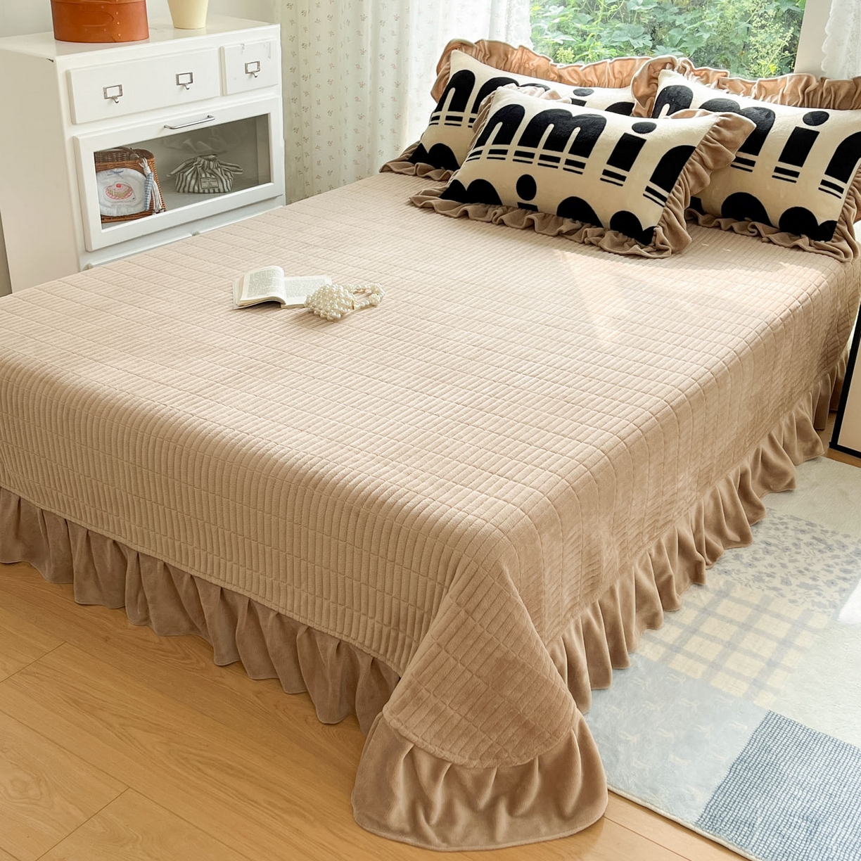 91家纺网 家纺一手货源 找家纺 牵依 2025新款韩版牛奶绒夹棉床盖四件套 min字母