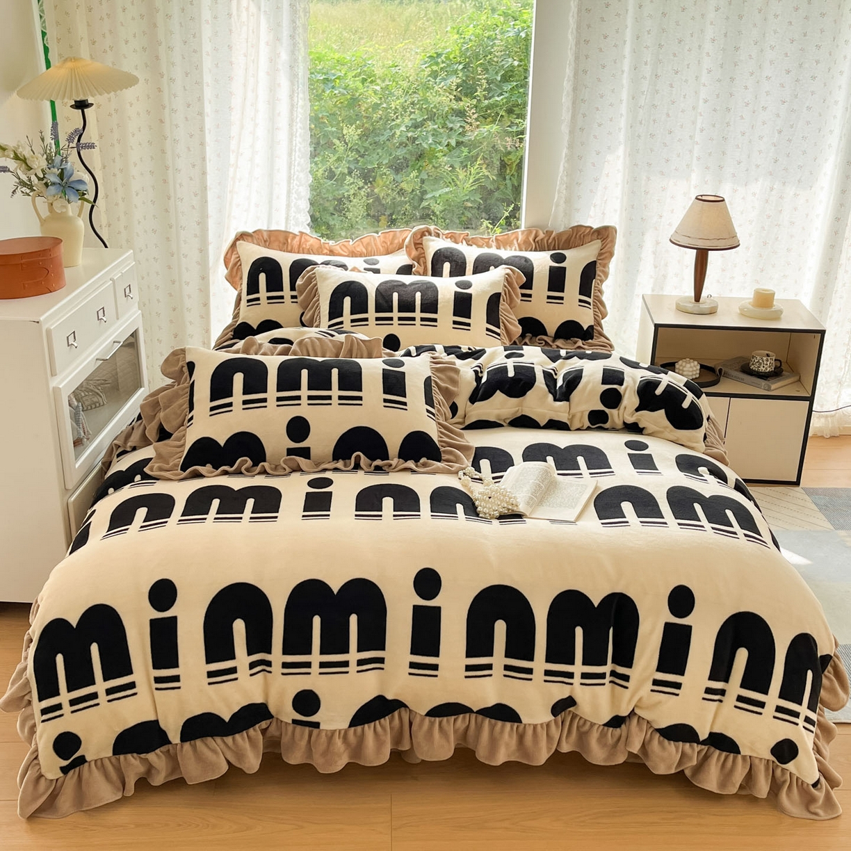 91家纺网 家纺一手货源 找家纺 牵依 2025新款韩版牛奶绒夹棉床盖四件套 min字母