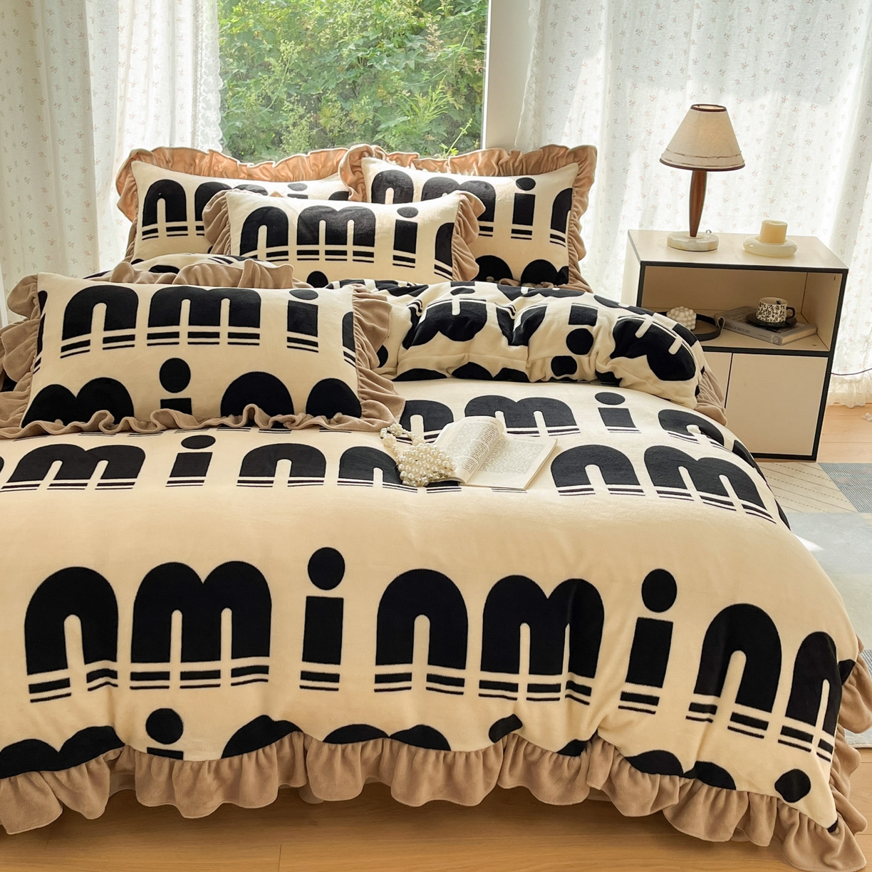 91家纺网 家纺一手货源 找家纺 牵依 2025新款韩版牛奶绒夹棉床盖四件套 min字母