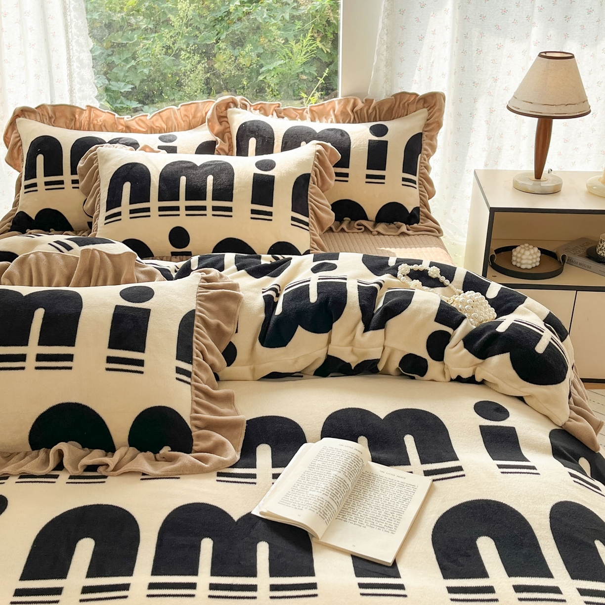 91家纺网 家纺一手货源 找家纺 牵依 2025新款韩版牛奶绒夹棉床盖四件套 min字母