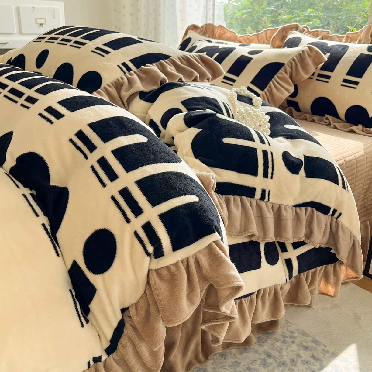 91家纺网 家纺一手货源 找家纺 牵依 2025新款韩版牛奶绒夹棉床盖四件套 min字母