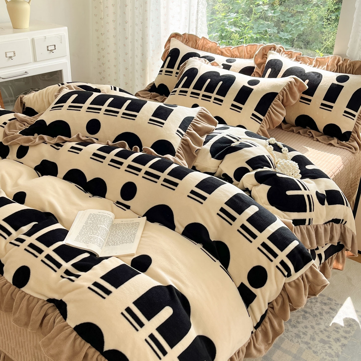 91家纺网 家纺一手货源 找家纺 牵依 2025新款韩版牛奶绒夹棉床盖四件套 min字母