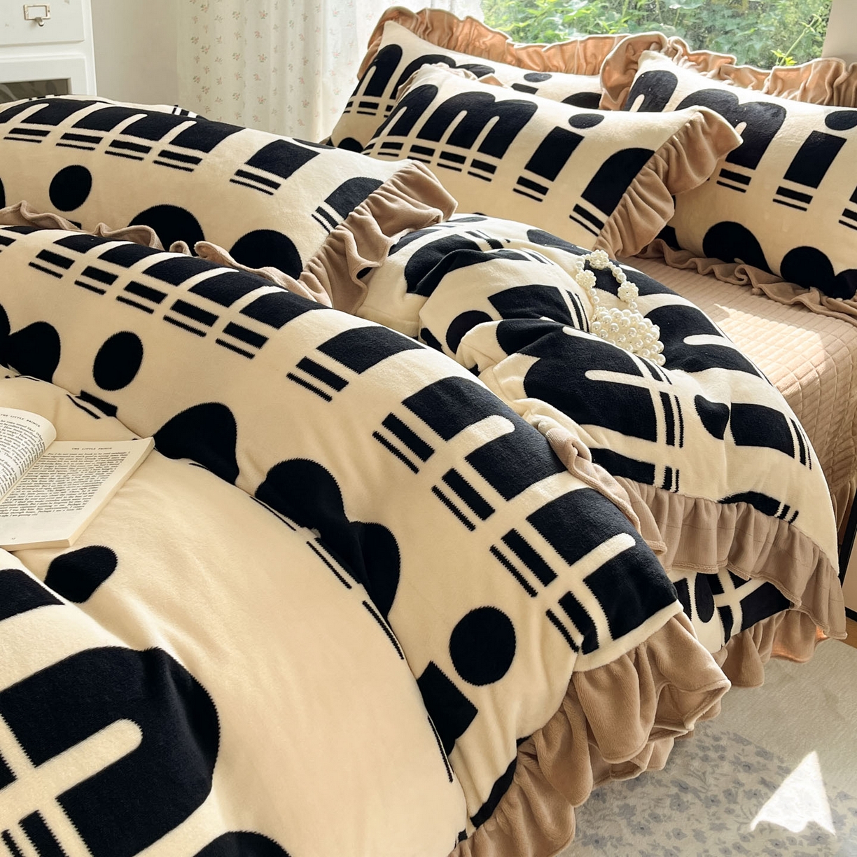 91家纺网 家纺一手货源 找家纺 牵依 2025新款韩版牛奶绒夹棉床盖四件套 min字母