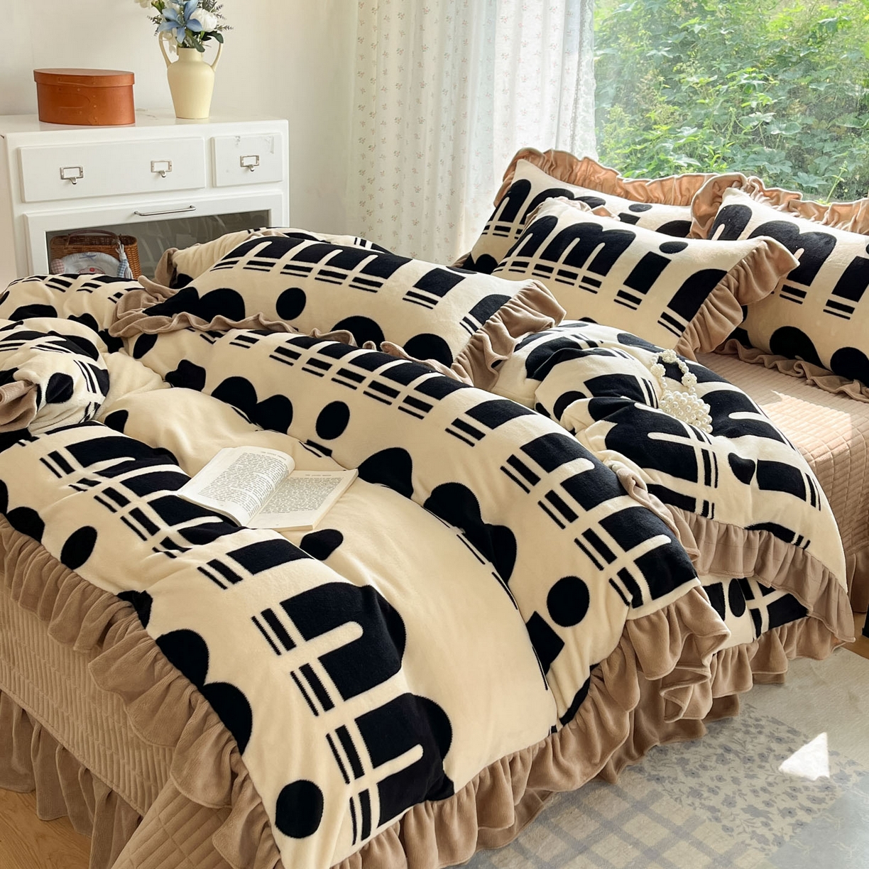 91家纺网 家纺一手货源 找家纺 牵依 2025新款韩版牛奶绒夹棉床盖四件套 min字母