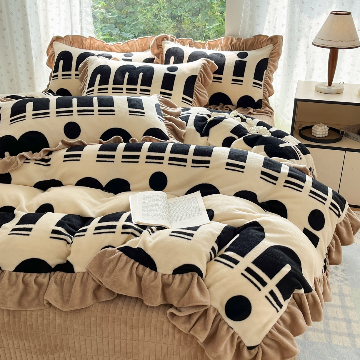 91家纺网 家纺一手货源 找家纺 牵依 2025新款韩版牛奶绒夹棉床盖四件套 min字母