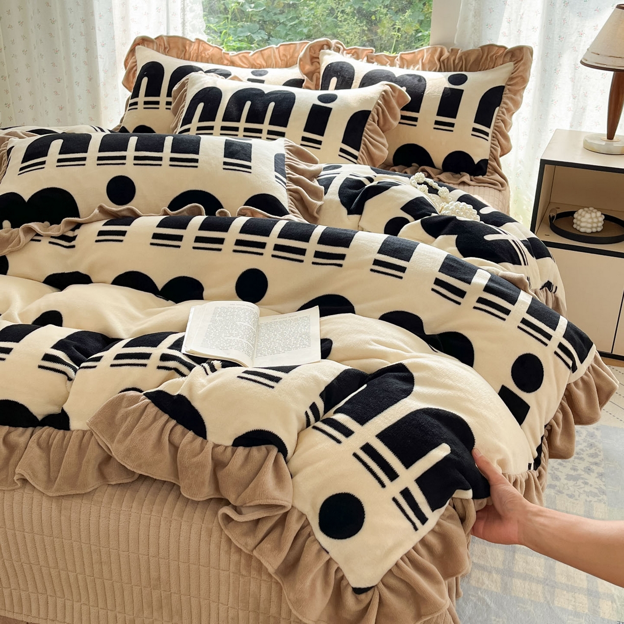 91家纺网 家纺一手货源 找家纺 牵依 2025新款韩版牛奶绒夹棉床盖四件套 min字母