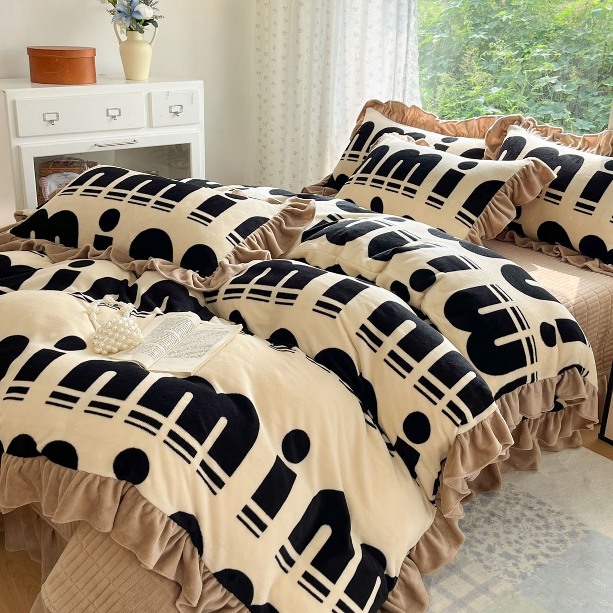 91家纺网 家纺一手货源 找家纺 牵依 2025新款韩版牛奶绒夹棉床盖四件套 min字母