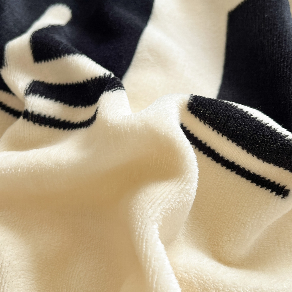 91家纺网 家纺一手货源 找家纺 牵依 2025新款韩版牛奶绒夹棉床盖四件套 min字母