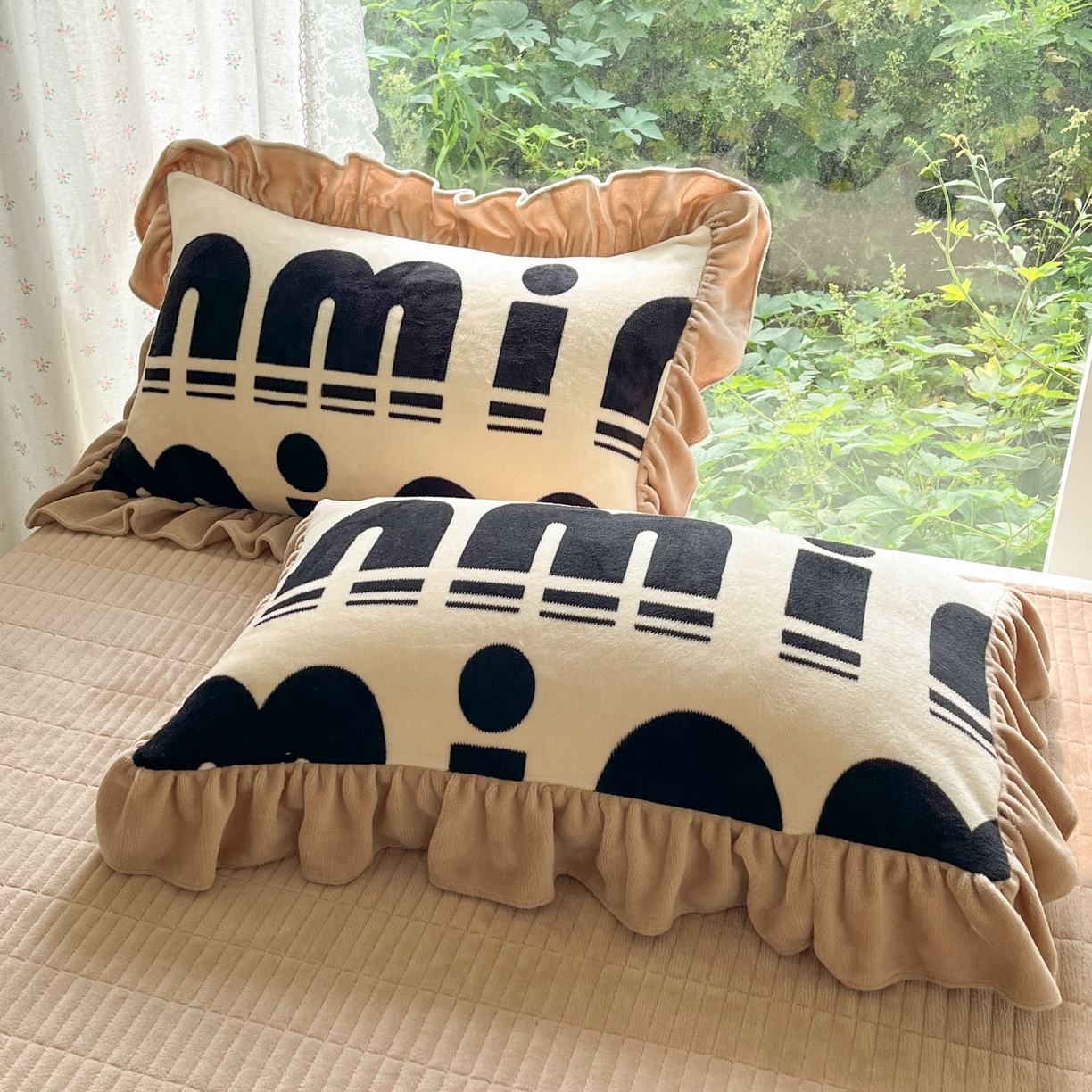 91家纺网 家纺一手货源 找家纺 牵依 2025新款韩版牛奶绒夹棉床盖四件套 min字母