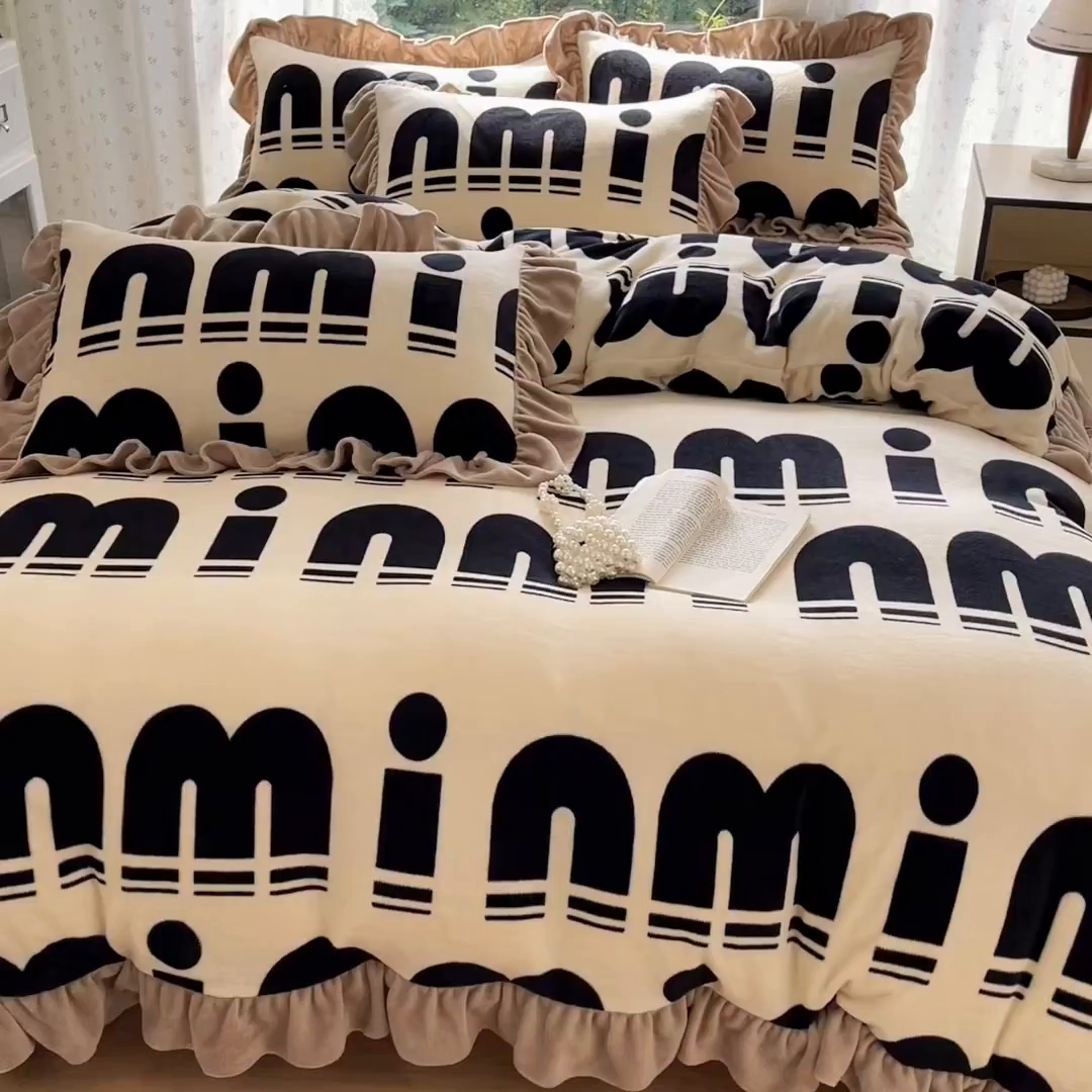 91家纺网 家纺一手货源 找家纺 牵依 2025新款韩版牛奶绒夹棉床盖四件套 min字母