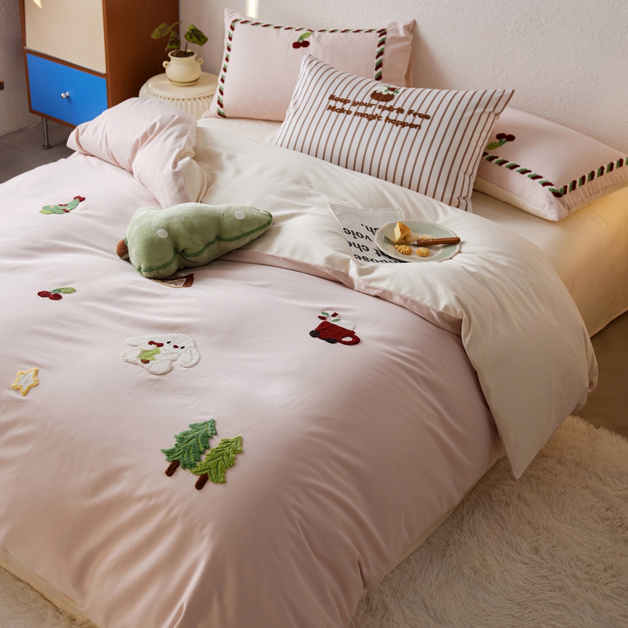 91家纺网 家纺一手货源 找家纺 简纯主义 2025新款全棉磨毛毛巾绣绣花四件套-圣诞兔 圣诞免-粉