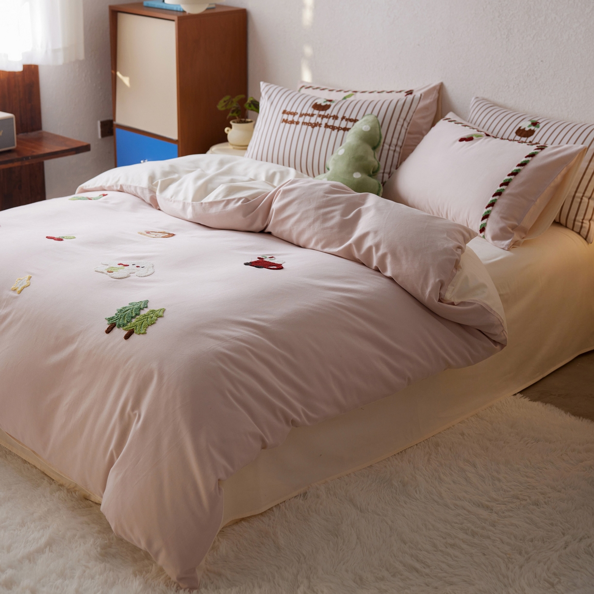 91家纺网 家纺一手货源 找家纺 简纯主义 2025新款全棉磨毛毛巾绣绣花四件套-圣诞兔 圣诞免-粉