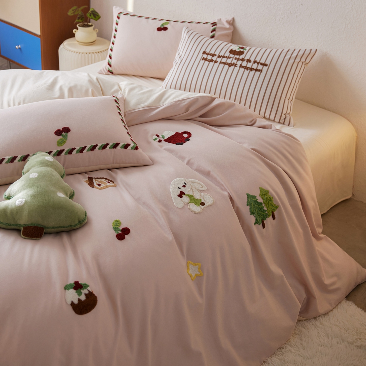 91家纺网 家纺一手货源 找家纺 简纯主义 2025新款全棉磨毛毛巾绣绣花四件套-圣诞兔 圣诞免-粉