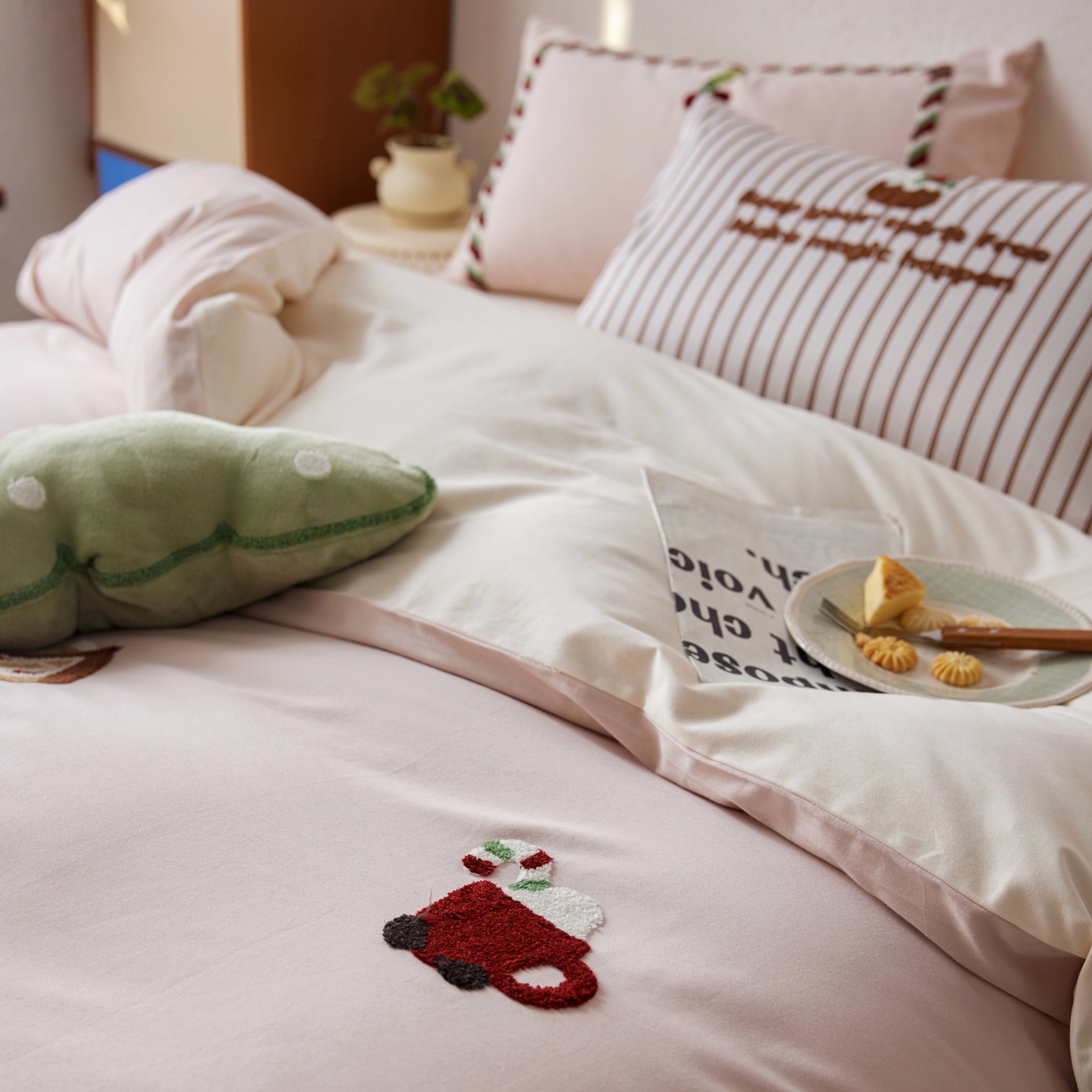 91家纺网 家纺一手货源 找家纺 （总）简纯主义 2025新款全棉磨毛毛巾绣绣花四件套-圣诞兔