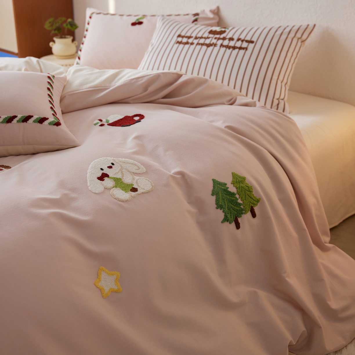 91家纺网 家纺一手货源 找家纺 简纯主义 2025新款全棉磨毛毛巾绣绣花四件套-圣诞兔 圣诞免-粉