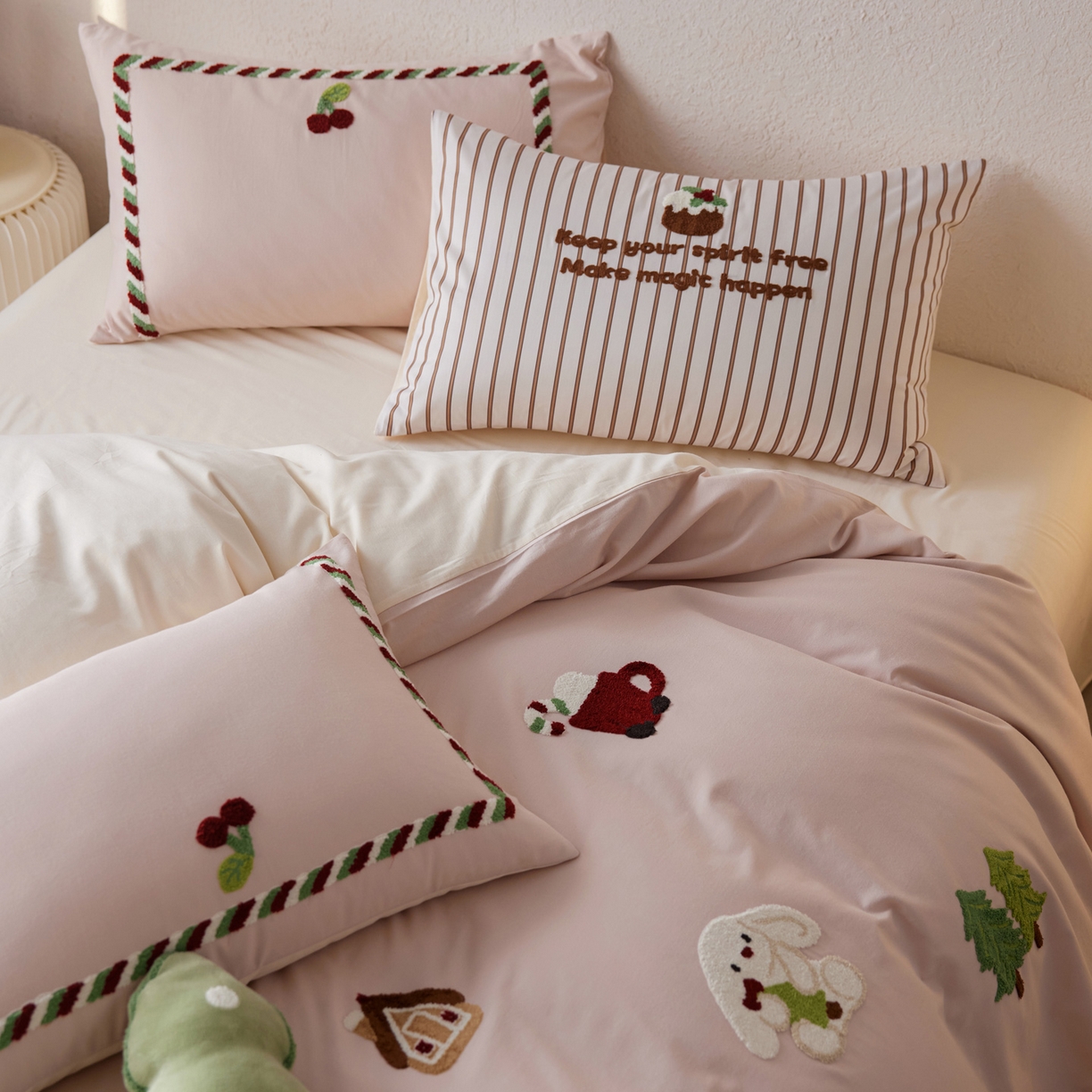 91家纺网 家纺一手货源 找家纺 简纯主义 2025新款全棉磨毛毛巾绣绣花四件套-圣诞兔 圣诞免-粉