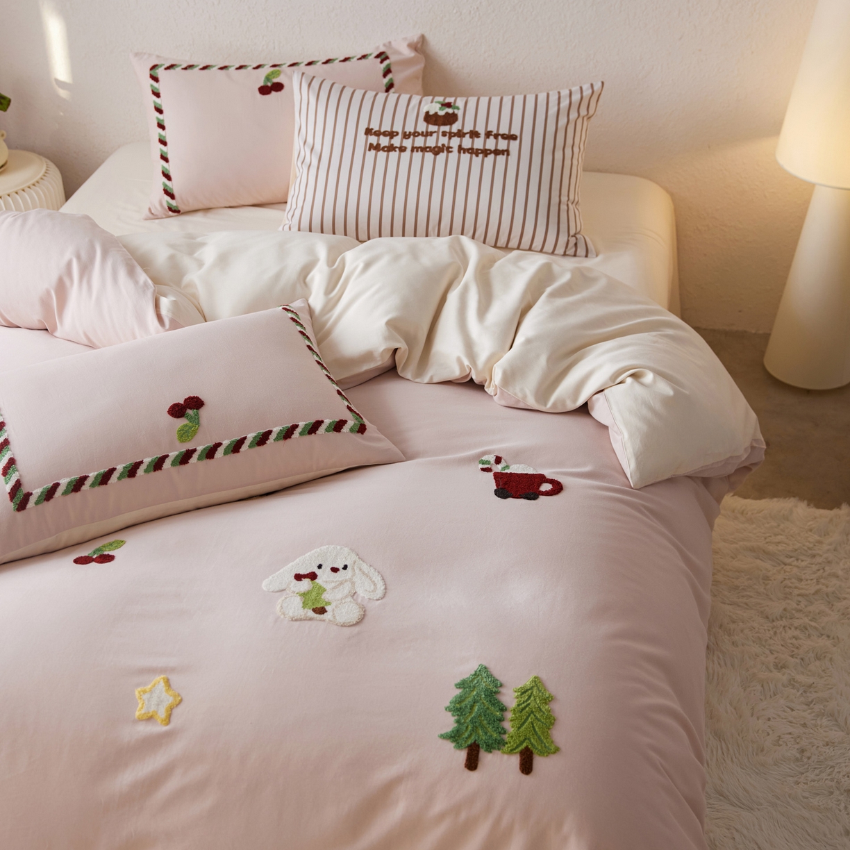 91家纺网 家纺一手货源 找家纺 简纯主义 2025新款全棉磨毛毛巾绣绣花四件套-圣诞兔 圣诞免-粉