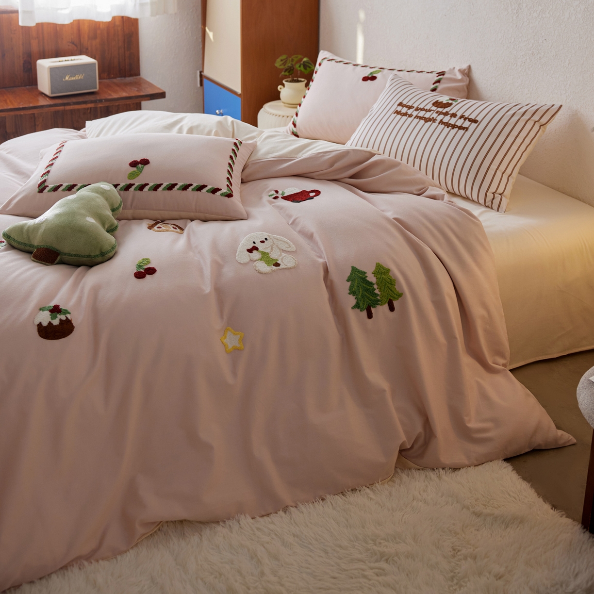 91家纺网 家纺一手货源 找家纺 （总）简纯主义 2025新款全棉磨毛毛巾绣绣花四件套-圣诞兔