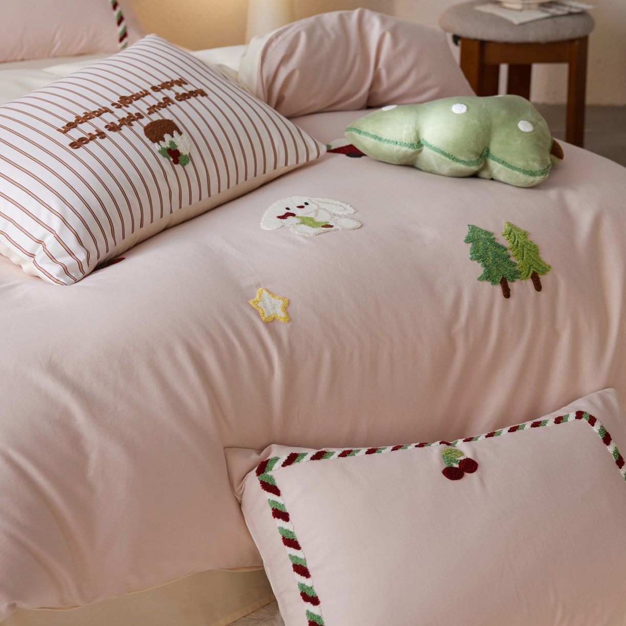 91家纺网 家纺一手货源 找家纺 （总）简纯主义 2025新款全棉磨毛毛巾绣绣花四件套-圣诞兔