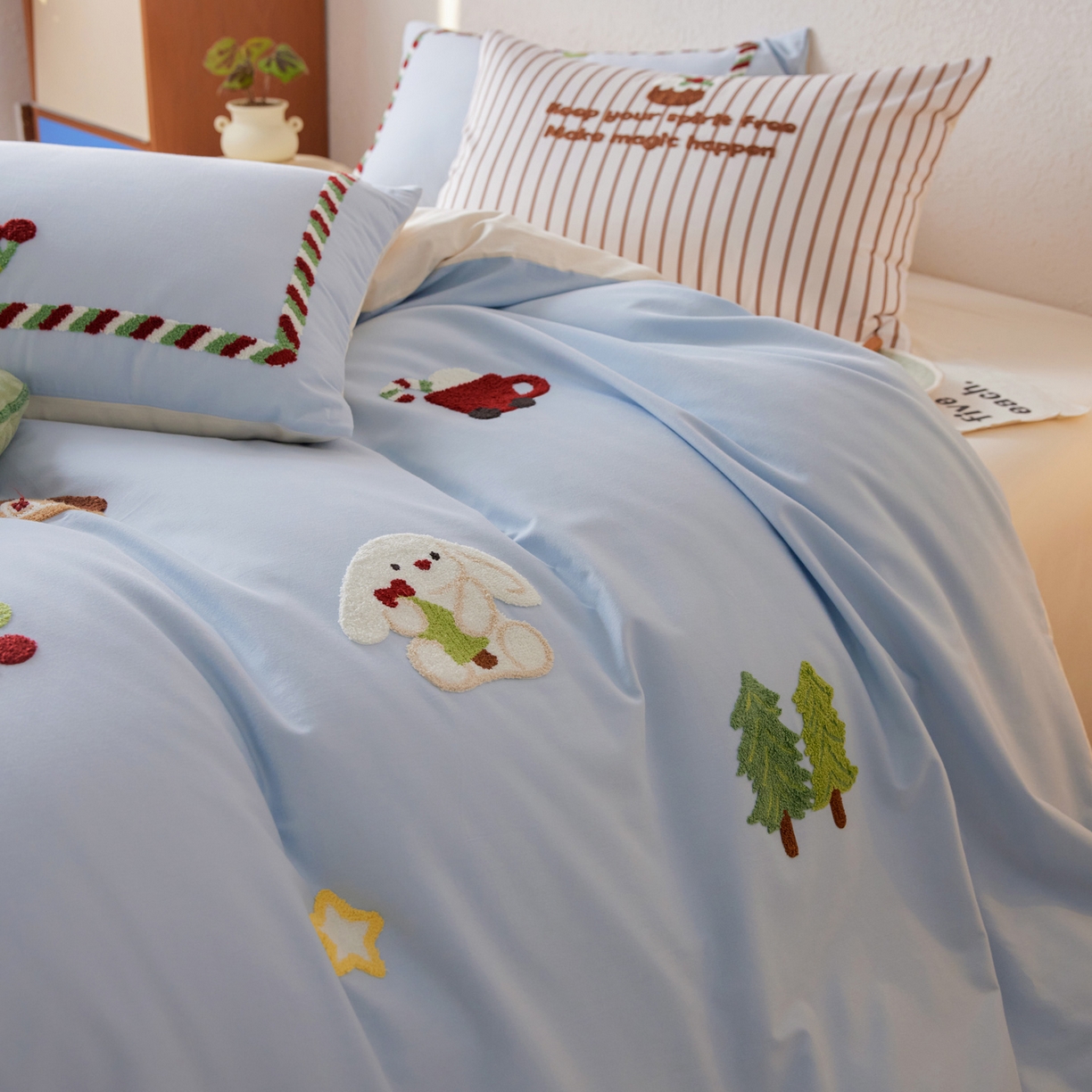 91家纺网 家纺一手货源 找家纺 简纯主义 2025新款全棉磨毛毛巾绣绣花四件套-圣诞兔 圣诞兔-蓝