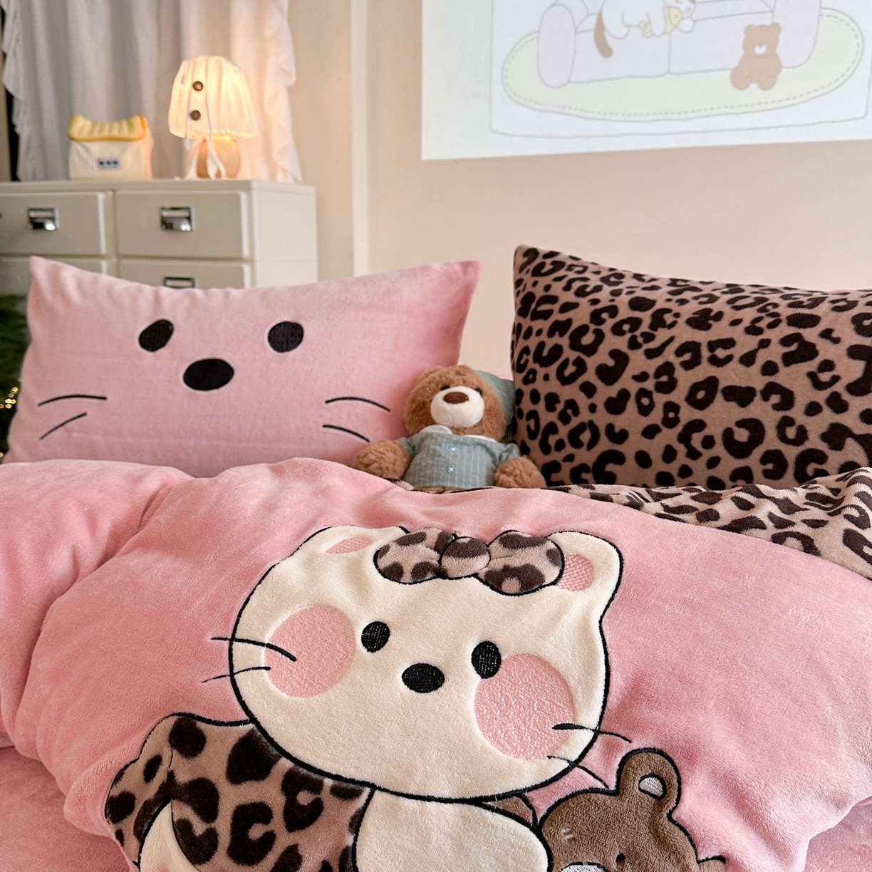 91家纺网 家纺一手货源 找家纺 （总）觅糖家纺 2025新款牛奶绒卡通贴布绣系列四件套