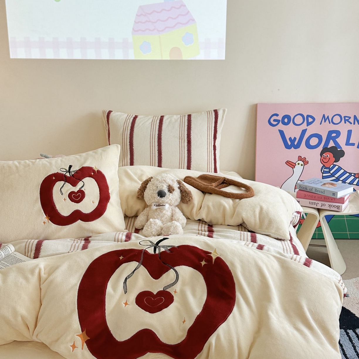 91家纺网 家纺一手货源 找家纺 觅糖家纺 2025新款牛奶绒卡通贴布绣系列四件套 红苹果乐园