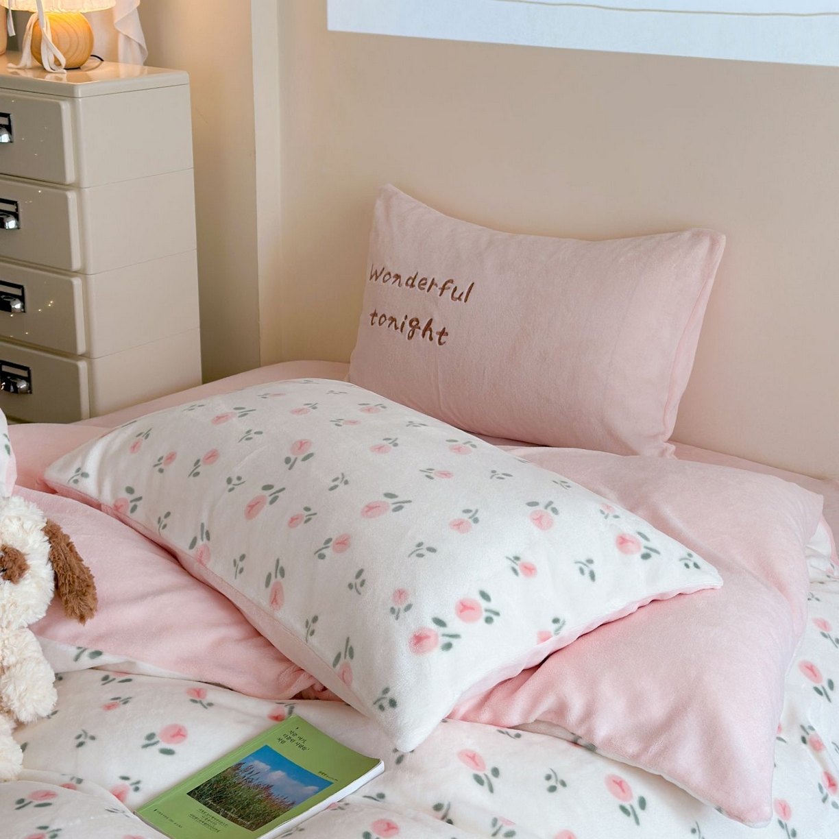 91家纺网 家纺一手货源 找家纺 觅糖家纺 2025新款牛奶绒卡通贴布绣系列四件套 三花猫咪