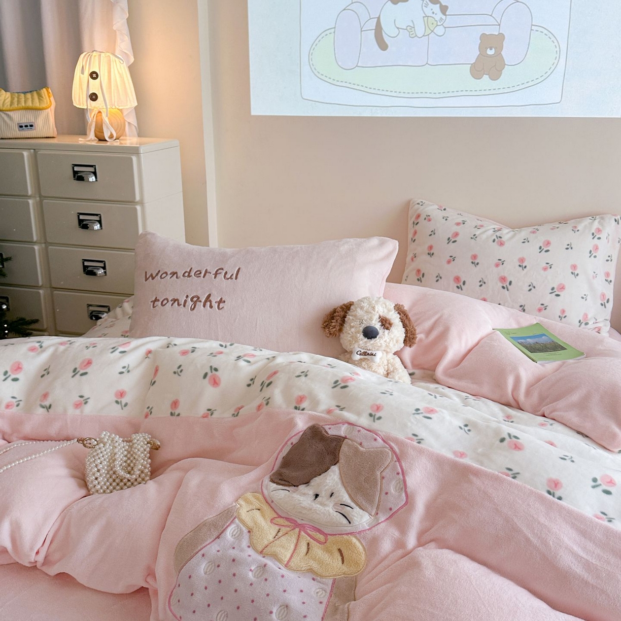 91家纺网 家纺一手货源 找家纺 觅糖家纺 2025新款牛奶绒卡通贴布绣系列四件套 三花猫咪