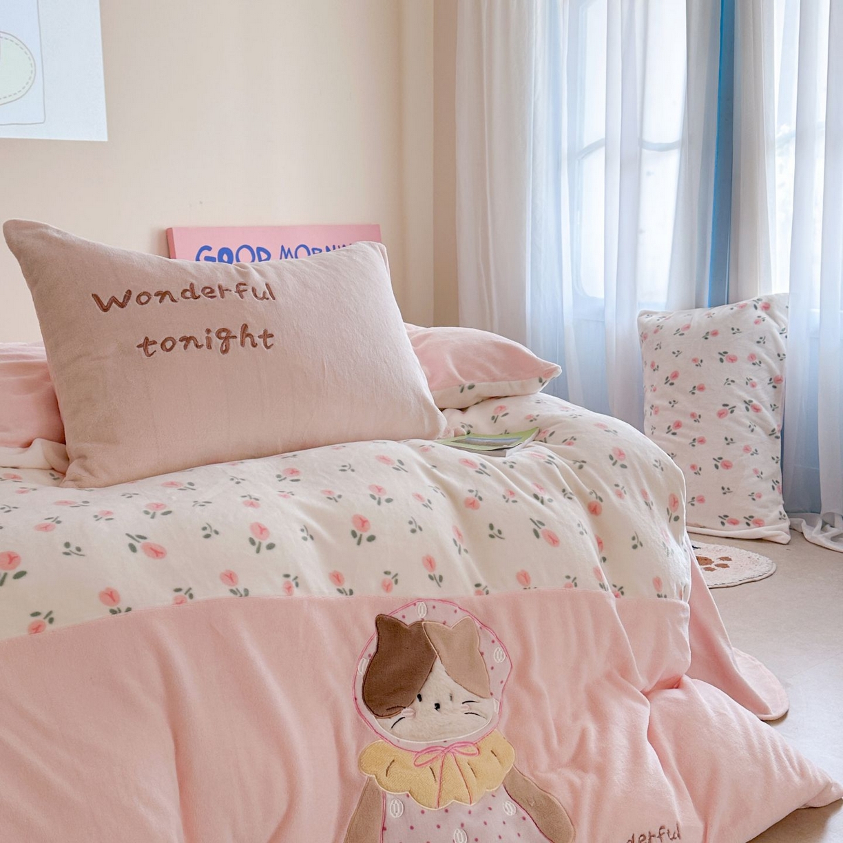 91家纺网 家纺一手货源 找家纺 觅糖家纺 2025新款牛奶绒卡通贴布绣系列四件套 三花猫咪