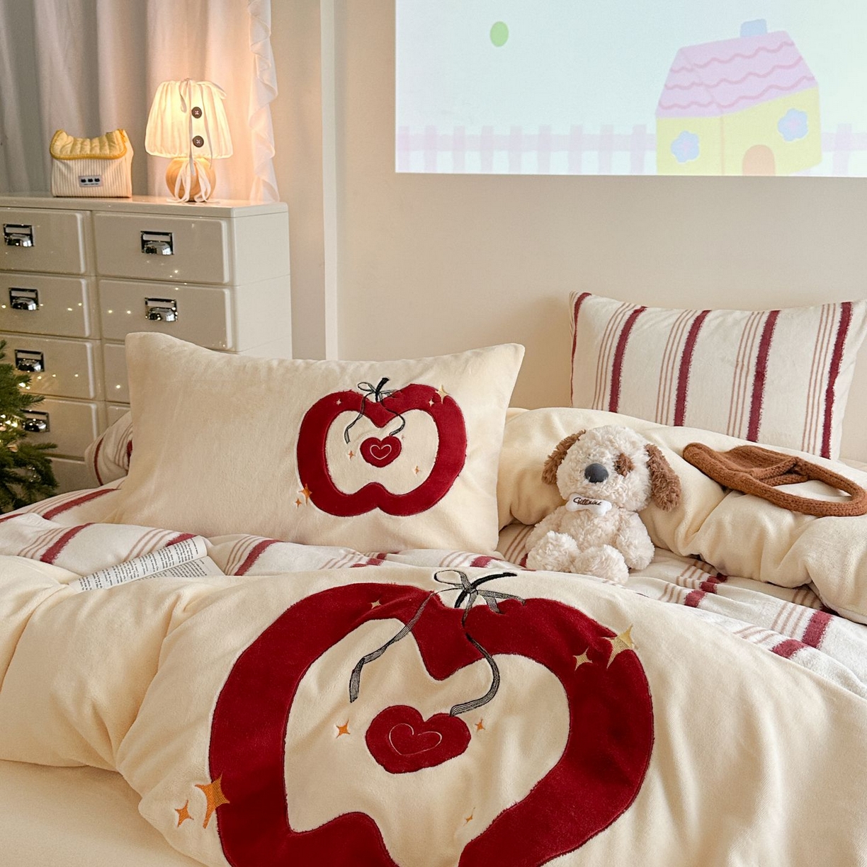 91家纺网 家纺一手货源 找家纺 觅糖家纺 2025新款牛奶绒卡通贴布绣系列四件套 红苹果乐园