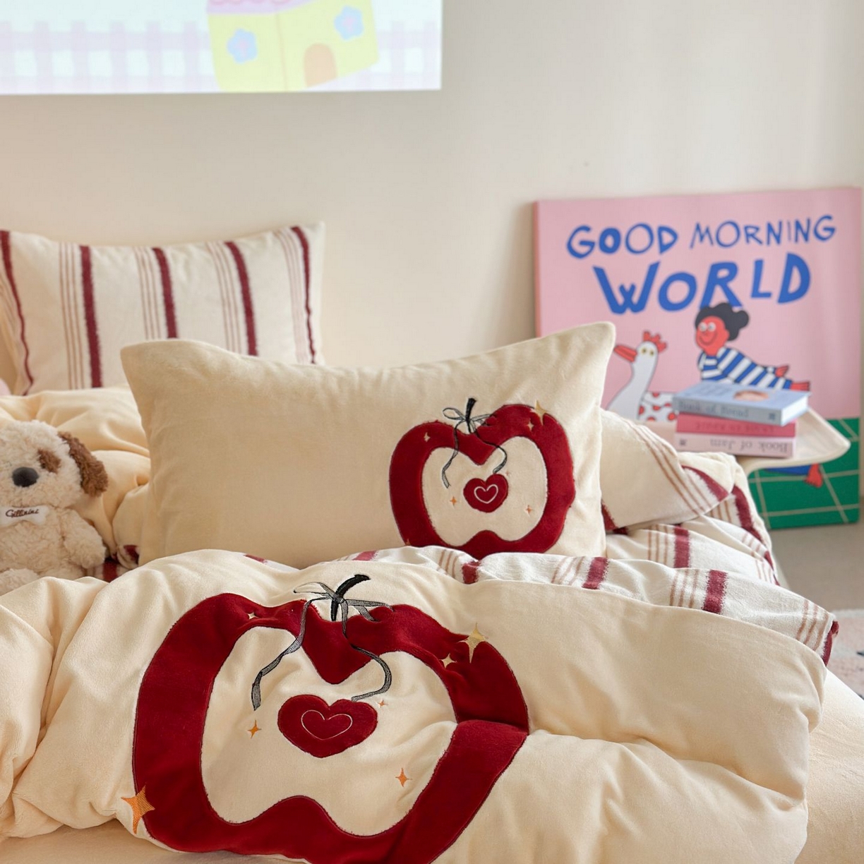 91家纺网 家纺一手货源 找家纺 觅糖家纺 2025新款牛奶绒卡通贴布绣系列四件套 红苹果乐园