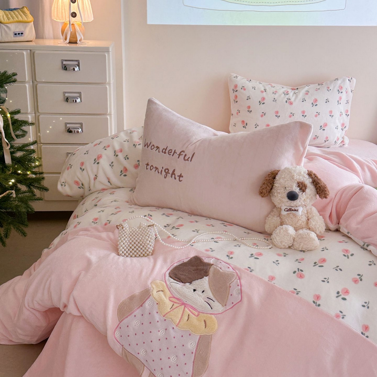 91家纺网 家纺一手货源 找家纺 觅糖家纺 2025新款牛奶绒卡通贴布绣系列四件套 三花猫咪