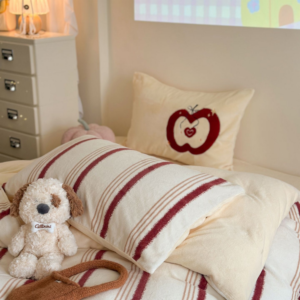 91家纺网 家纺一手货源 找家纺 觅糖家纺 2025新款牛奶绒卡通贴布绣系列四件套 红苹果乐园