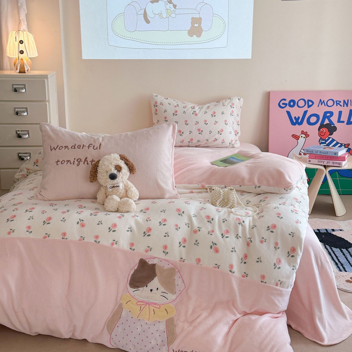 91家纺网 家纺一手货源 找家纺 觅糖家纺 2025新款牛奶绒卡通贴布绣系列四件套 三花猫咪