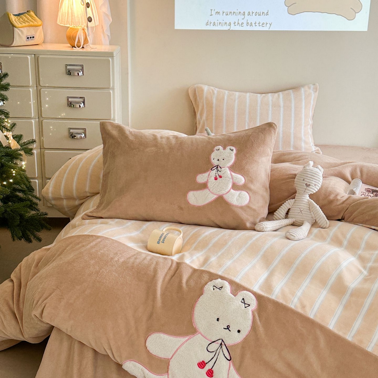 91家纺网 家纺一手货源 找家纺 觅糖家纺 2025新款牛奶绒卡通贴布绣系列四件套 兔小姐