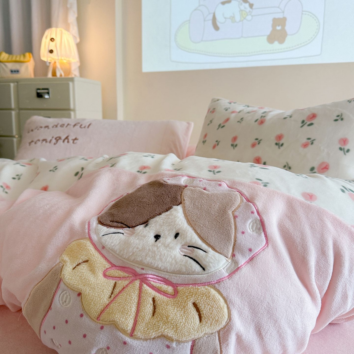 91家纺网 家纺一手货源 找家纺 觅糖家纺 2025新款牛奶绒卡通贴布绣系列四件套 三花猫咪