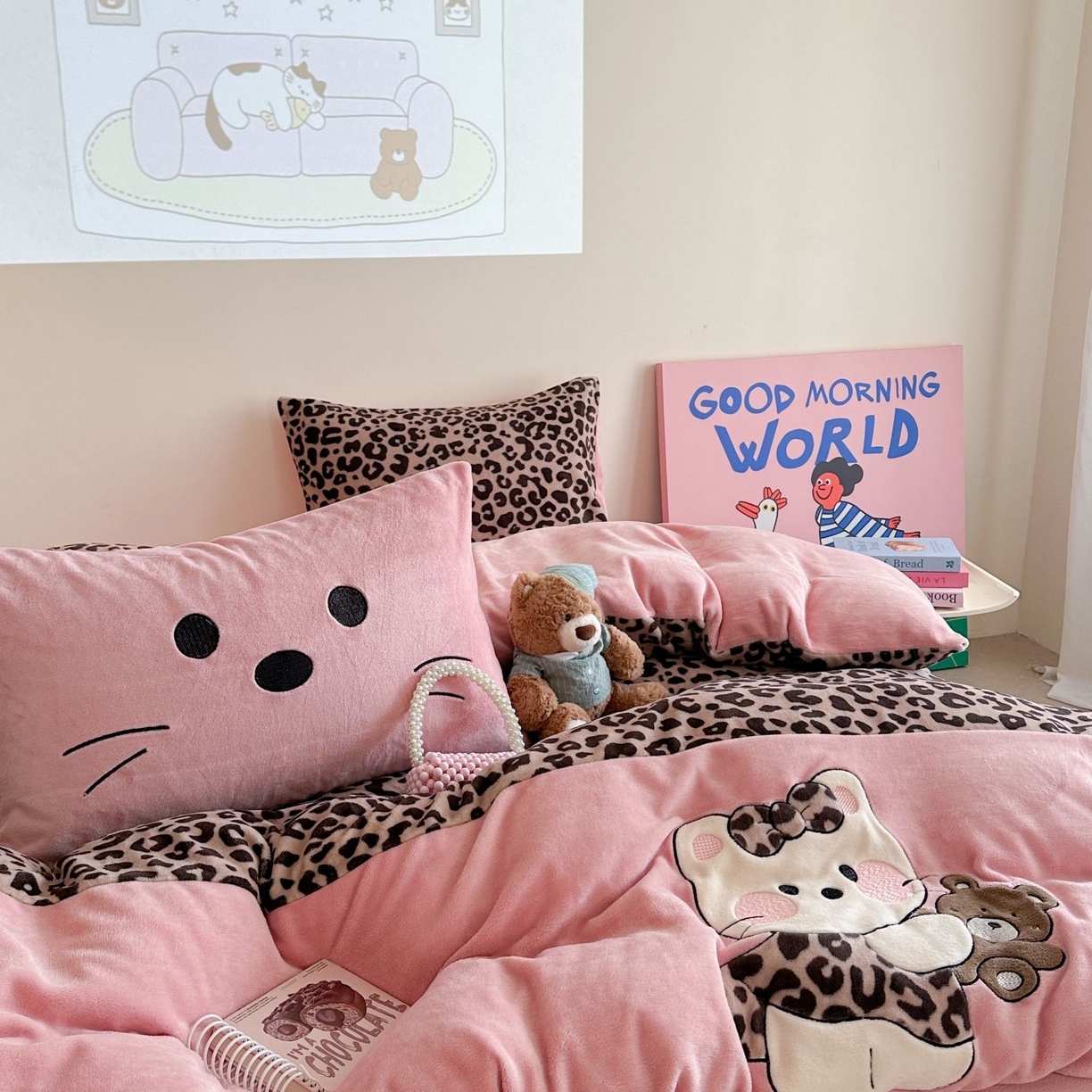 91家纺网 家纺一手货源 找家纺 觅糖家纺 2025新款牛奶绒卡通贴布绣系列四件套 豹纹小猫